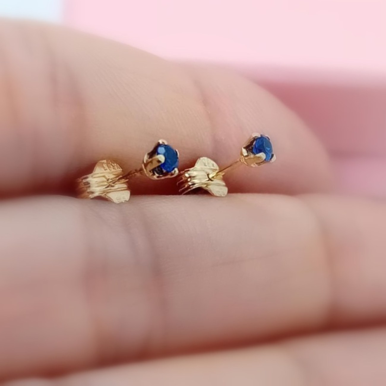 Σκουλαρίκια παιδικά πολύ μικρά χρυσά Κ14 με ΜΠΛΕ ζιργκόν